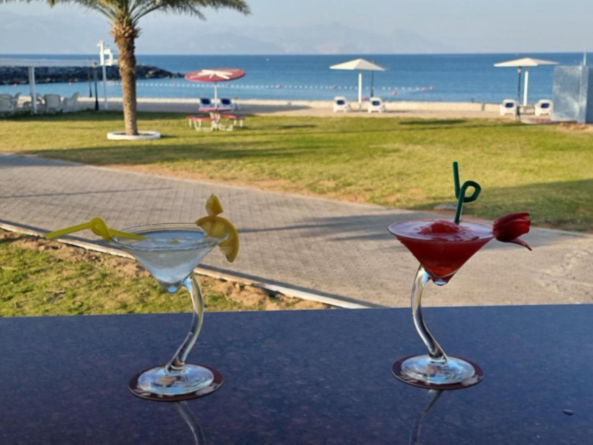 Holiday Beach Resort Готель 4*