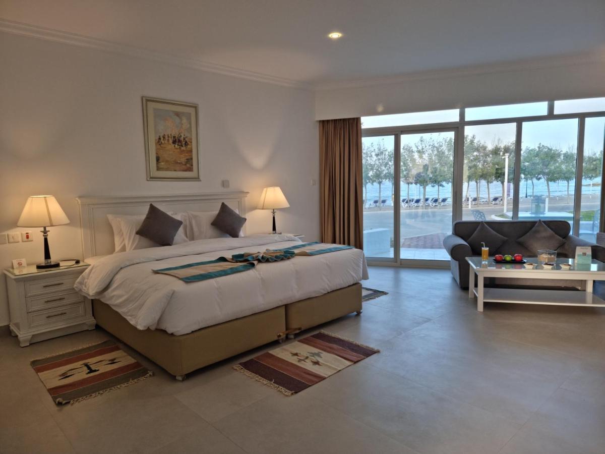 Holiday Beach Resort Готель 4*